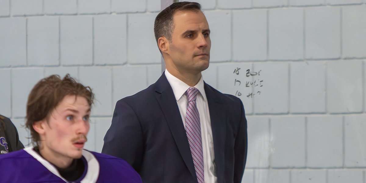 Curry men's hockey coach Roundy chosen winner of 2025 Edward Jeremiah Award as top men's NCAA D-III bench boss - uscho.com/2025/04/09/cur…