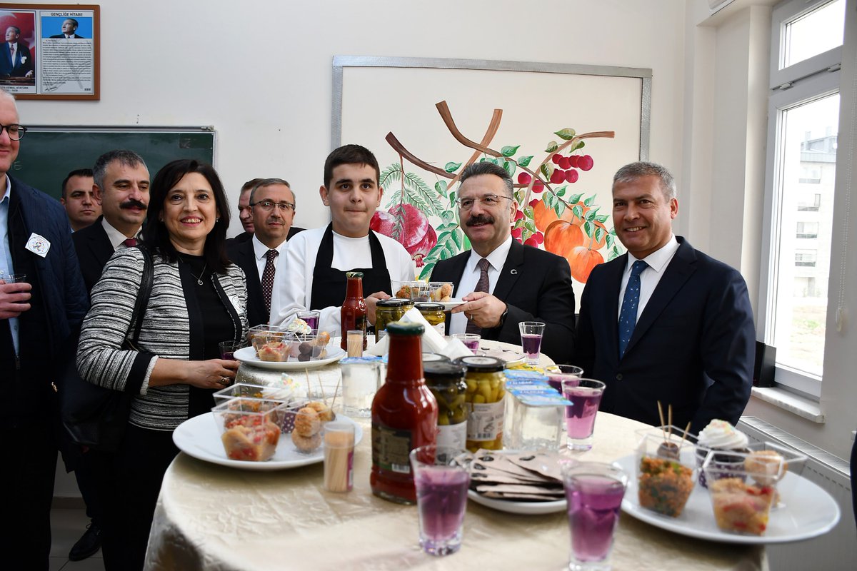 EskisehirMem's tweet photo. 🌟2 Nisan Otizm Farkındalık Günü kapsamında, Valiliğimiz AB Proje Ofisi koordinesinde, Anadolu Üniversitesi, İl Milli Eğitim Müdürlüğümüz, Özel Gereksinimli Gençler Kooperatifi ve Ajinomoto İstanbul Gıda-Kemal Kükrer Limited Şirketi iş birliğiyle Özkan Halaç Özel Eğitim Meslek Okulu ev sahipliğinde “Otizmli Gençlerin Tadım Masası Gastronomi Atölyesi” etkinliği düzenlendi. 

🍲Etkinlik kapsamında; otizmli gençlerin gastronomi atölyesinde hazırladığı ürünlerden oluşan tadım masası sergilendi. Valimiz Sayın Hüseyin Aksoy ve diğer katılımcılar, gastronomi atölyesi çalışmalarını yerinde inceleyerek tadım masasında hazırlanan ürünleri tattı. Otizmli öğrencilerimiz sergiledikleri performansla katılımcıların beğenisini topladı.

@tcmeb @Yusuf__Tekin @eskvaliligi @Anadolu_Univ @sinan_umem