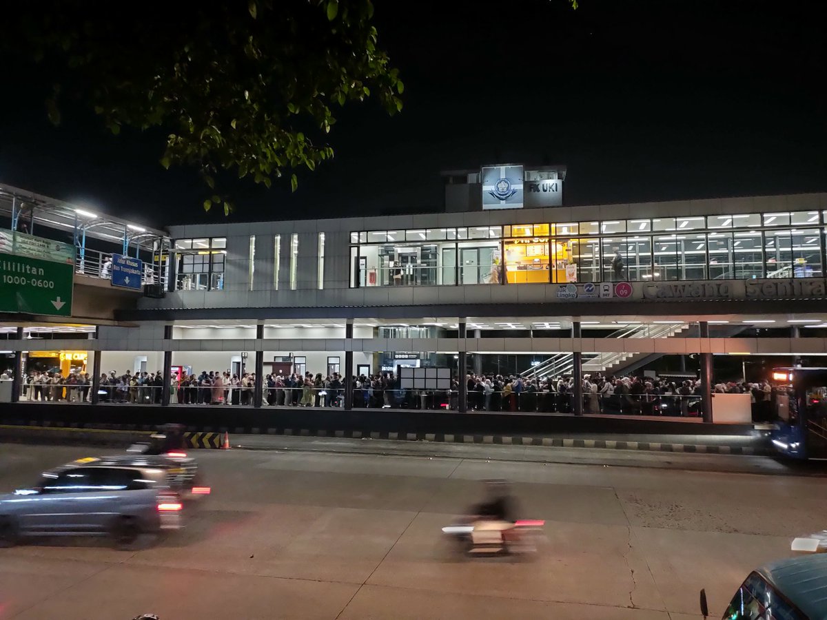 Kurnia20's tweet photo. Numpuk gays cawang sentralnya @PT_Transjakarta https://t.co/BW4CAnDANX