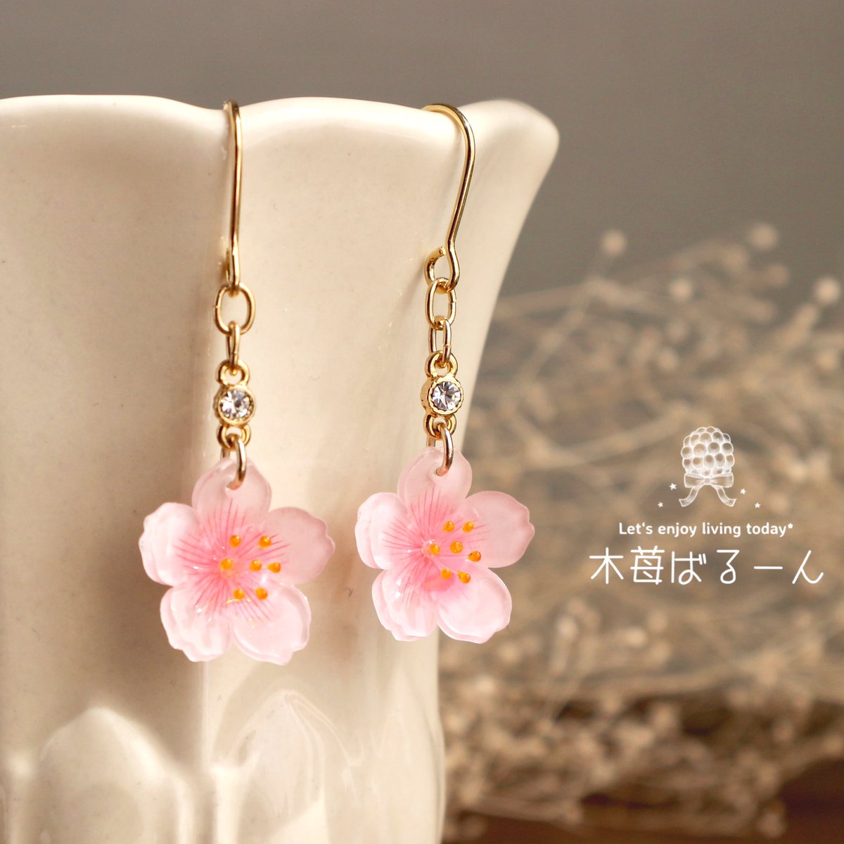 #心はなやぐ春の芸術祭り

素敵なタグありがとうございます♡

現在活動はお休み中ですが、プラバンで季節を楽しむアクセサリーを制作しています(о´∀`о)
最近の楽しみは家の周りをお散歩することです♡ 少し歩くだけで色とりどりのお花達に出会えるのがとっても楽しいです🌸