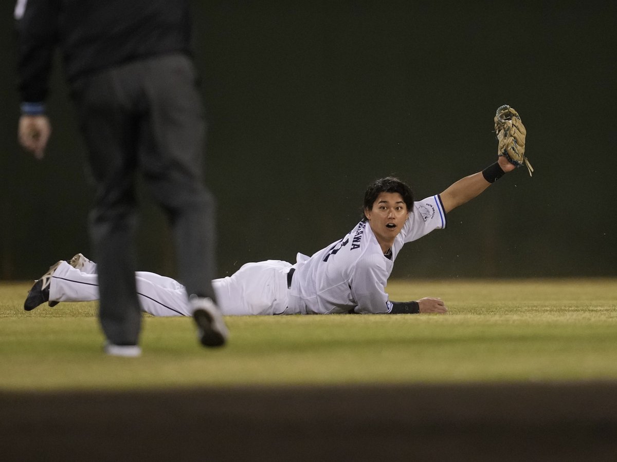 ＼4/9(水)のファインプレー📸／
#西川愛也 選手のダイビングキャッチ！
あの瞬間を4コマでお楽しみください。

#埼玉西武ライオンズ #seibulions #ALLONE #大宮開催