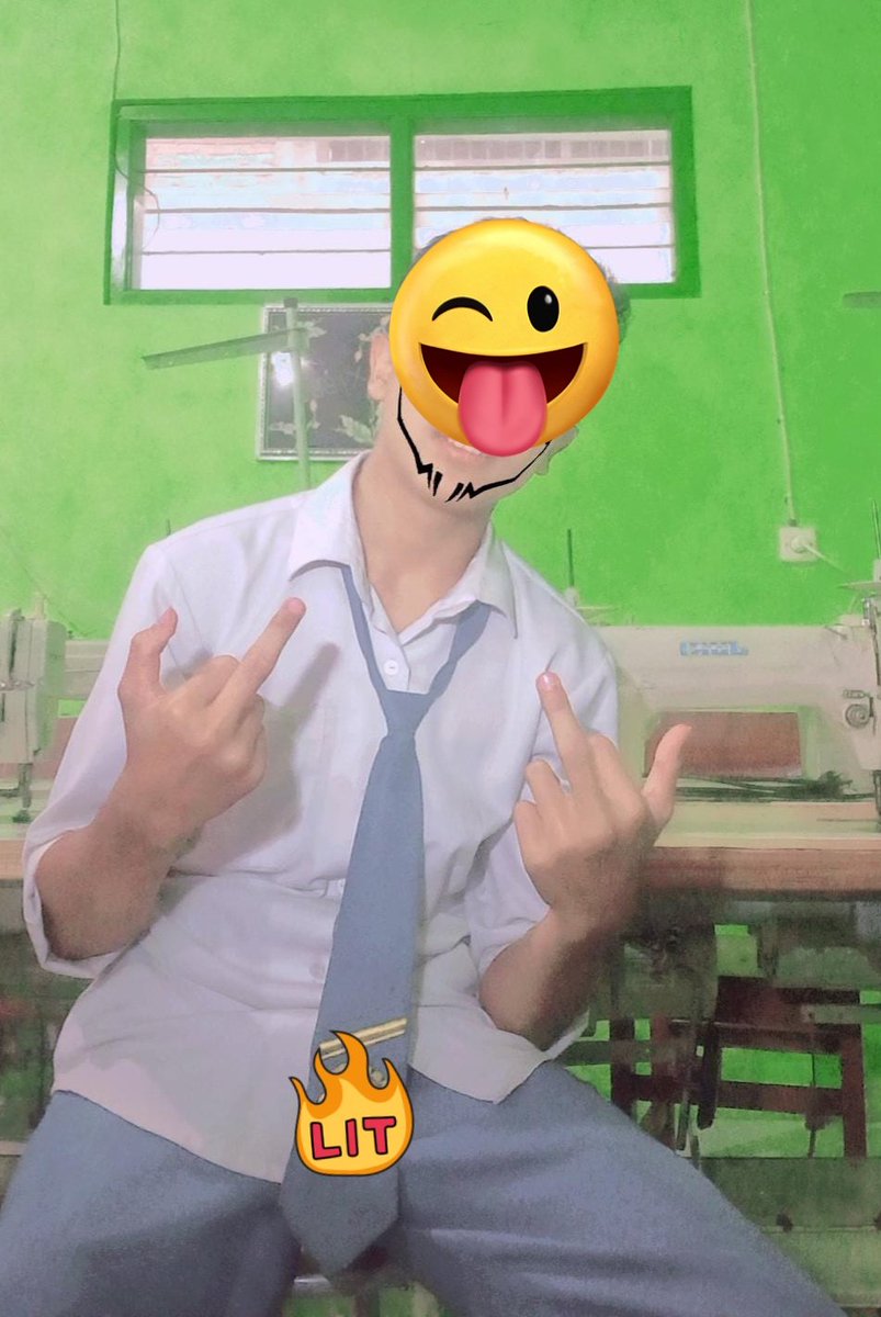 onzeeee_'s tweet photo. Aaaa sange bgt liat foto sendiri make seragam sekolah🤤🤤 https://t.co/C9GmIKTSI3
