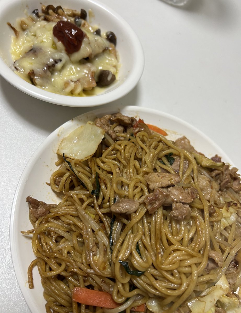 PiskeSmile's tweet photo. 今日の晩御飯🍚

お得意の、焼きそば
なんか色々入れたら、めっちゃ大盛りなってしもた😂

鶏モモが余ってたので
鶏モモチーズ🧀

チーズ🧀って上手く溶かそうと思ったら難しいね😓
またリベンジや❗️💪 https://t.co/iPzBXDNE22