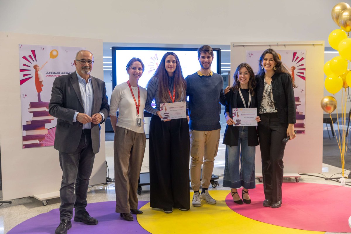 unav's tweet photo. La Universidad celebra "La fiesta de los investigadores", para acercar la ciencia a la sociedad.
Rodrigo Redondo, del @CIMA_unav, y Carmen Callizo, del @ICS_unav, ganaron en monólogos, y Elena Perugini, de @MedUNAV, en la de póster científico.
👉 https://t.co/DEeRmXp7GG https://t.co/hxbeRUbWa3