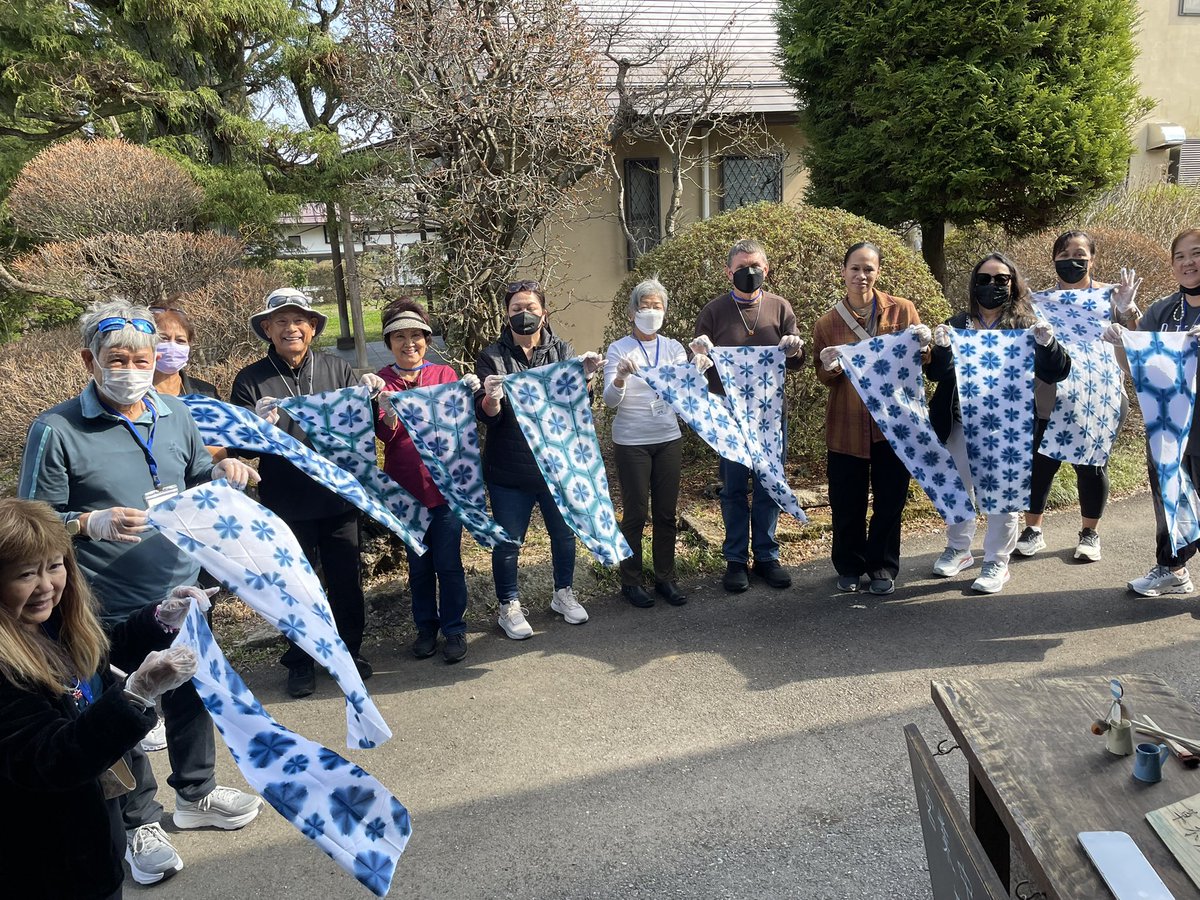some_no_ie's tweet photo. 先日海外からの団体様が手拭いを染めてくださいました❄️
雪花絞りでみなさんそれぞれに一期一会の綺麗さです🌱

もうすぐGWですね！たくみの里　染の家は休まず営業しておりますのでお近くまでお越しの際はぜひお立ち寄りくださいませ🌸

#藍染　#草木染　#染の家　#みなかみ町　#たくみの里 https://t.co/UWCgGKjpRh