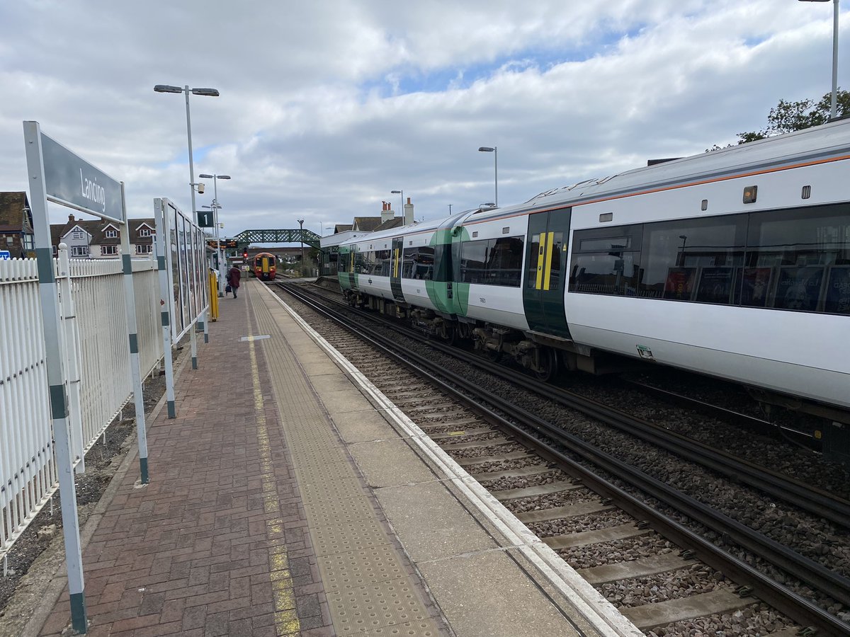loypass_SCCar's tweet image. ✅ Lancing
One-time SR carriage works, now Stagecoach hub. 🚍
✅ Portslade
Subway rather than footbridge at the crossing here. Then a Subway or Greggs, whichever you prefer.
✅ Fishersgate
✅ Aldrington
@SouthernRailUK #class377 #EastSussex