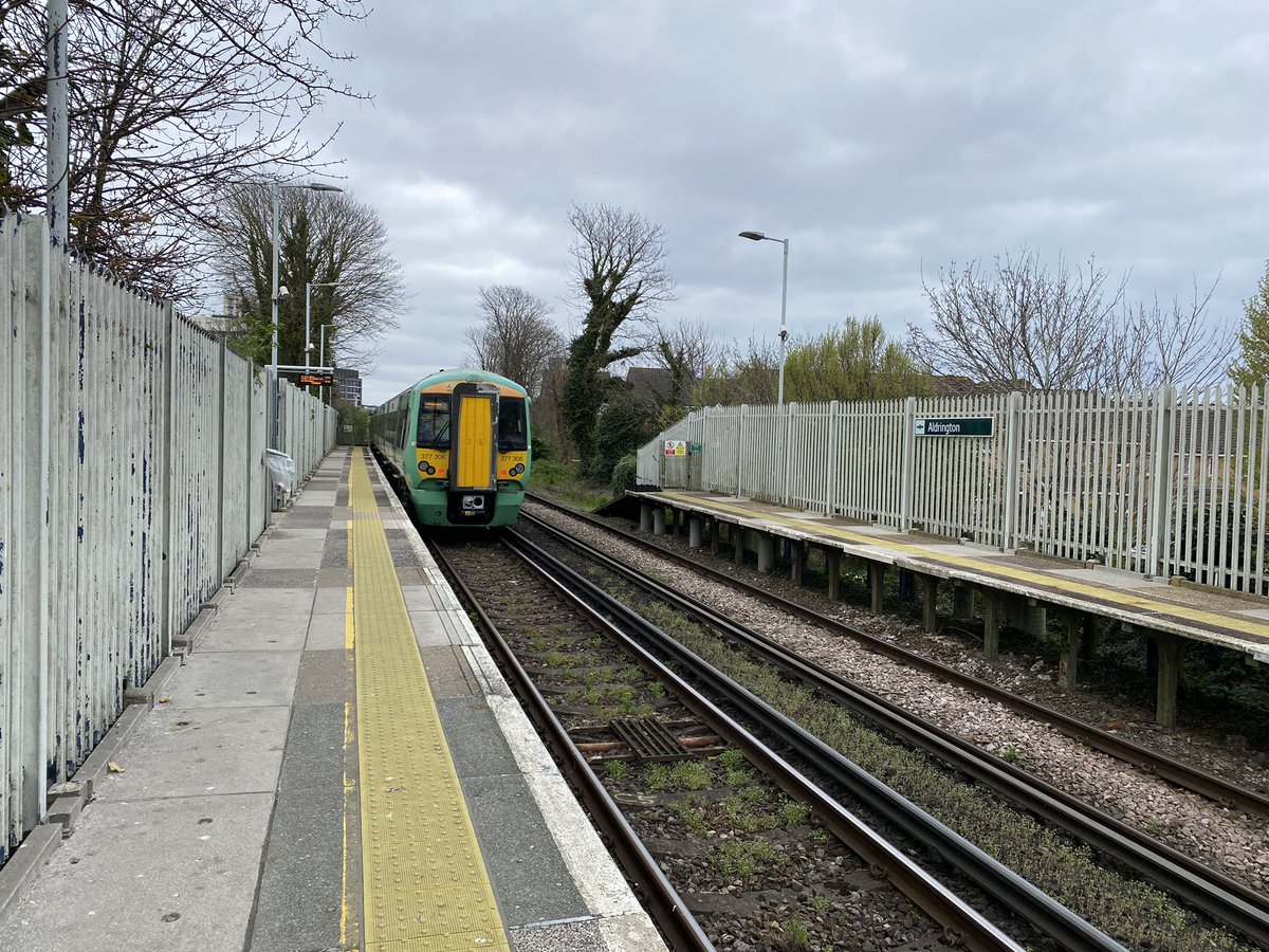 loypass_SCCar's tweet image. ✅ Lancing
One-time SR carriage works, now Stagecoach hub. 🚍
✅ Portslade
Subway rather than footbridge at the crossing here. Then a Subway or Greggs, whichever you prefer.
✅ Fishersgate
✅ Aldrington
@SouthernRailUK #class377 #EastSussex