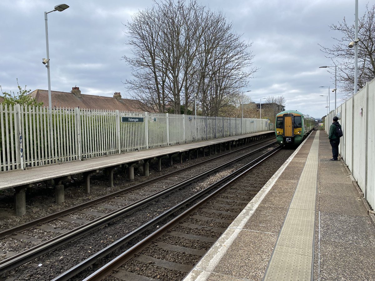 loypass_SCCar's tweet image. ✅ Lancing
One-time SR carriage works, now Stagecoach hub. 🚍
✅ Portslade
Subway rather than footbridge at the crossing here. Then a Subway or Greggs, whichever you prefer.
✅ Fishersgate
✅ Aldrington
@SouthernRailUK #class377 #EastSussex