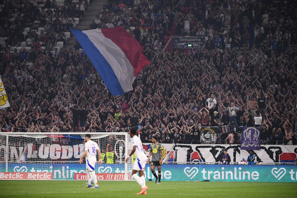 lnstantFoot's tweet photo. 🚨OFFICIEL ! Guichets fermés au Groupama Stadium pour le match entre l’OL et Manchester United ! 🤩❤️💙 https://t.co/rntXwgdguW