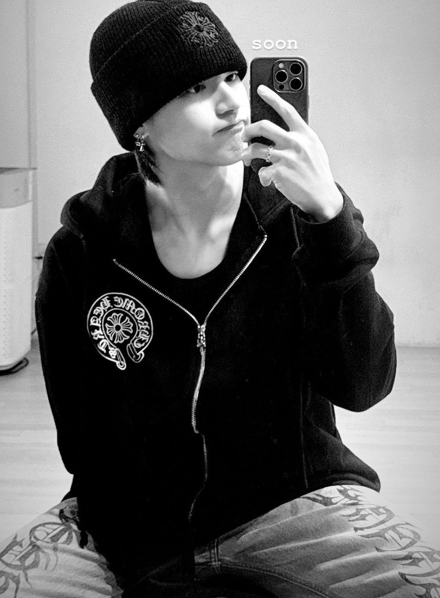 JWYcomfort's tweet photo. Yunwoo matching jacket 🙂‍↕️ https://t.co/S0b3VQa0wO