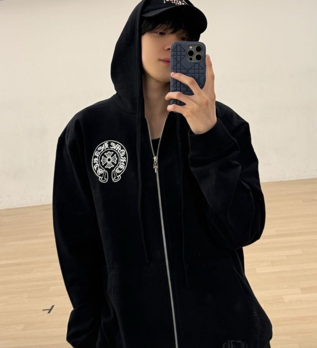 JWYcomfort's tweet photo. Yunwoo matching jacket 🙂‍↕️ https://t.co/S0b3VQa0wO