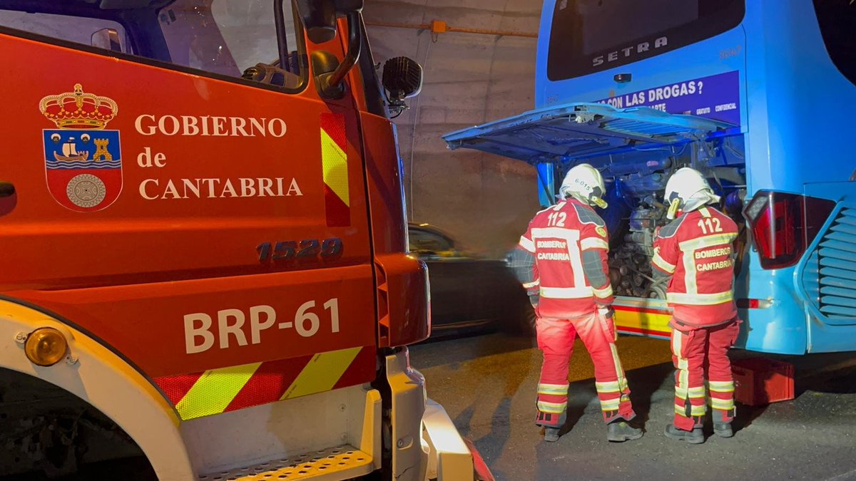 112Cantabria's tweet photo. Movilizamos medios por aviso de incendio en el motor de un autobús en el túnel de Gedo #A8 #Cieza. Extinguen un tránsportista y personal de carreteras. Bomberos @cantabriaes dotan de seguridad a la zona hasta la llegada de la @guardiacivil, y contienen un derrame 1/2 https://t.co/ZGzpZojBXz