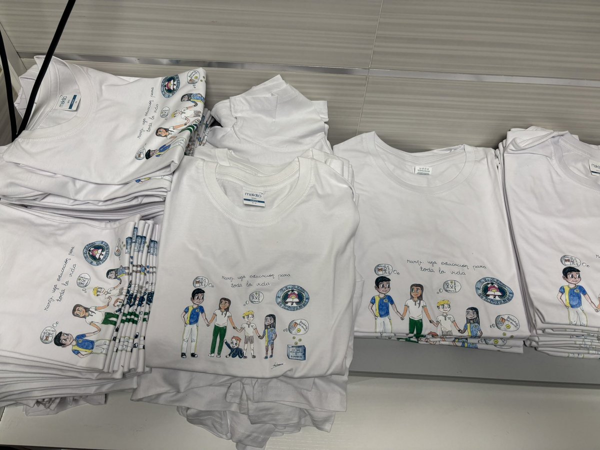 Este viernes tenemos #mercadillosolidario lo pasaremos en grande y por una buena causa. Pero tenemos camisetas nuevas, ya tienes la tuya ? Venga en Loli podéis comprarlas………. Nos vemos el viernes en el Polideportivo. #solidaridad