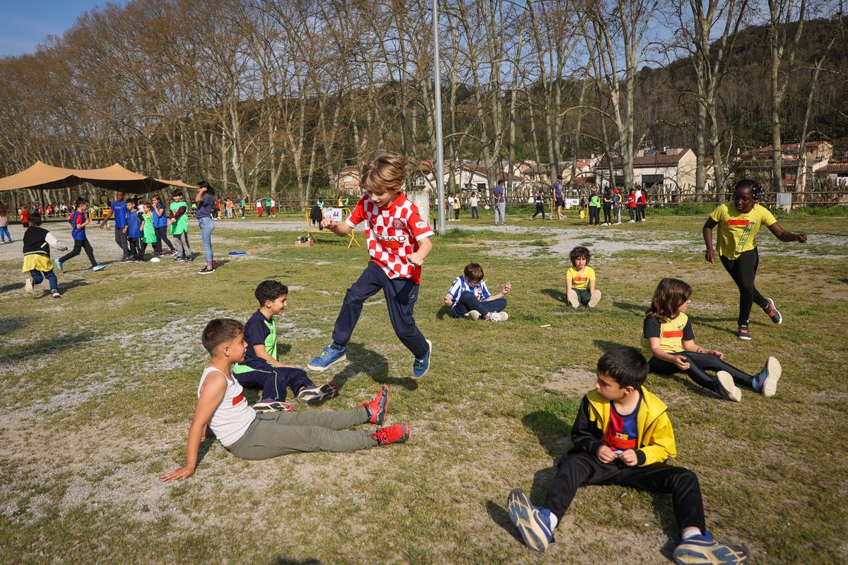 Olotuit's tweet photo. 📢🪀🤸‍♀️ Més de 610 alumnes han sortit al carrer a jugar amb el #Rodajoc!

🌱 S'han acostat als jocs tradicionals, han estat en contacte amb l'entorn i amb alumnes de les altres escoles.
🙌 Hi han participat 20 escoles d'#Olot i la #Garrotxa.
🔗https://t.co/Tl9PNULd0y

#femOlot https://t.co/xJUGbFnMGH