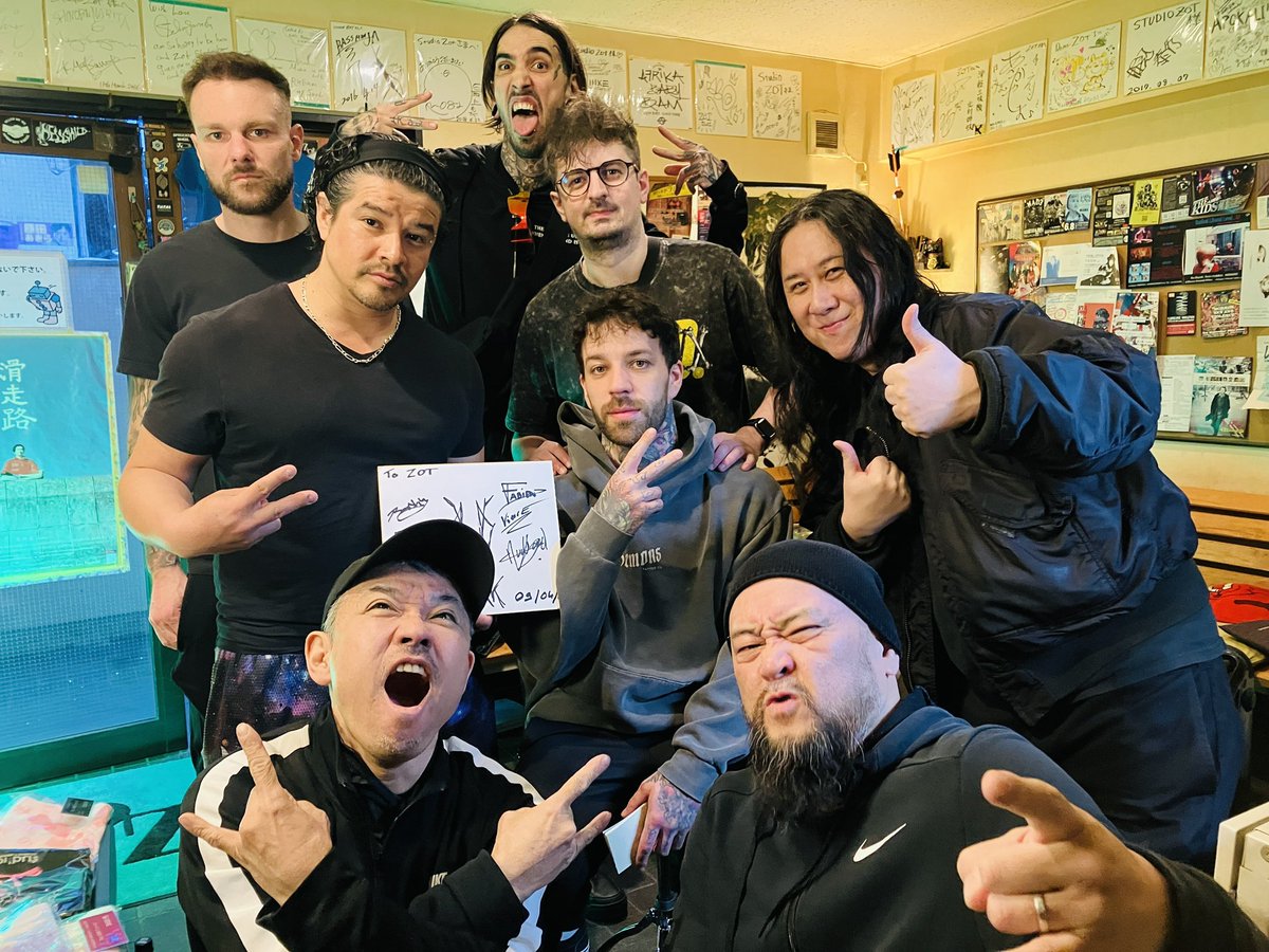 defiledjapan's tweet photo. 我々のリハーサル拠点スタジオZotに来たら今週末からジャパンツアーをするフレンチデスコアのDvrkのリハーサルと日本が誇るHellchildのレコーディングに遭遇。一緒に一枚とりました。
なかなか貴重なショット。

2枚目は英一郎さんにメサブキ真空管（12ax7）を頂きました。ありがとうございました。 https://t.co/iAwvv5eY9u