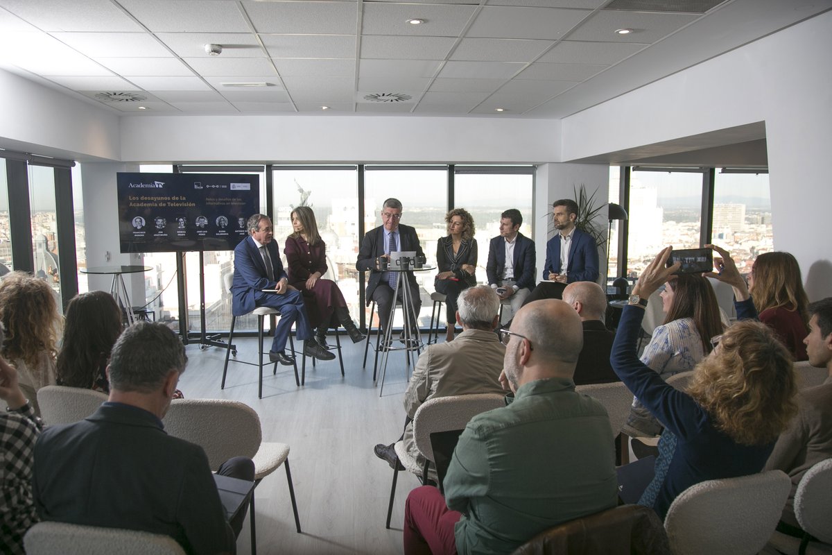 academia_tv's tweet image. 🎙️ ¿Cómo se enfrentan los informativos a los nuevos desafíos digitales? Ayer reunimos a @pacomorenog, @jonariz, @MonicaPradoRo, @Perez_go y @Elena_Salamanca en un nuevo Desayuno de la Academia moderado por @asanjoseperez
📷 Lee la noticia completa 📷 👉academiatv.es/la-academia-de…
