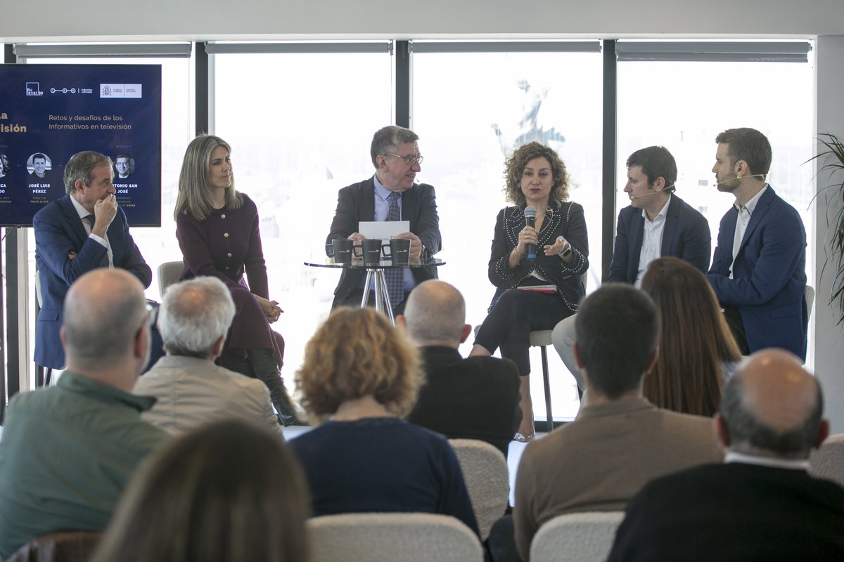 academia_tv's tweet image. 🎙️ ¿Cómo se enfrentan los informativos a los nuevos desafíos digitales? Ayer reunimos a @pacomorenog, @jonariz, @MonicaPradoRo, @Perez_go y @Elena_Salamanca en un nuevo Desayuno de la Academia moderado por @asanjoseperez
📷 Lee la noticia completa 📷 👉academiatv.es/la-academia-de…