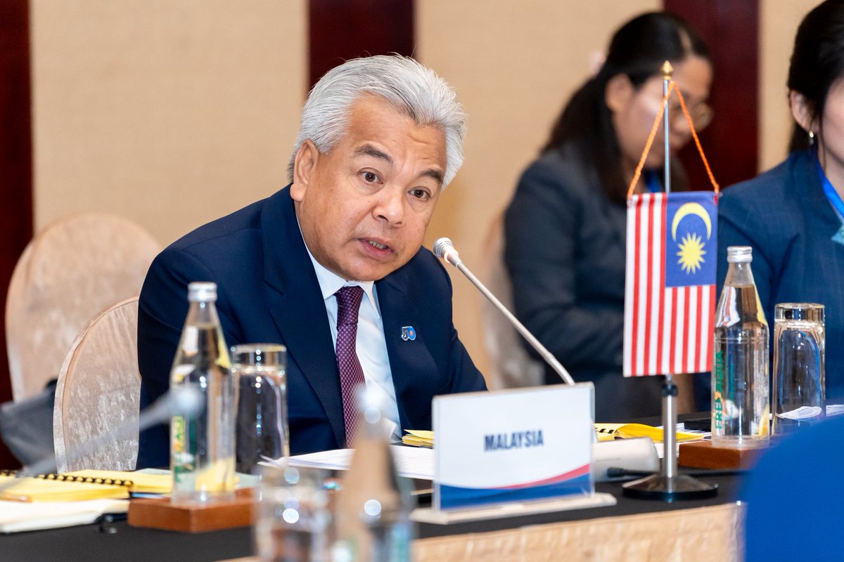 MalaysiaMFA's tweet photo. Secretary General Dato’ Sri Amran Mohamed Zin led 🇲🇾's delegation to the 32nd ASEAN-New Zealand Dialogue on 9 April 2025 in Da Nang, Viet Nam. 🇲🇾 shared its priorities &amp; deliverables under the ASEAN Chairmanship 2025, anchored on the themes of inclusivity &amp; sustainability. (1/7) https://t.co/VJytA3BosY