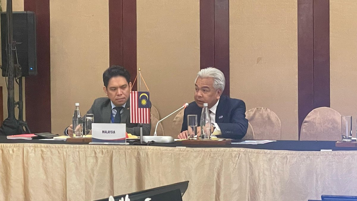 MalaysiaMFA's tweet photo. Secretary General Dato’ Sri Amran Mohamed Zin led 🇲🇾's delegation to the 32nd ASEAN-New Zealand Dialogue on 9 April 2025 in Da Nang, Viet Nam. 🇲🇾 shared its priorities &amp; deliverables under the ASEAN Chairmanship 2025, anchored on the themes of inclusivity &amp; sustainability. (1/7) https://t.co/VJytA3BosY