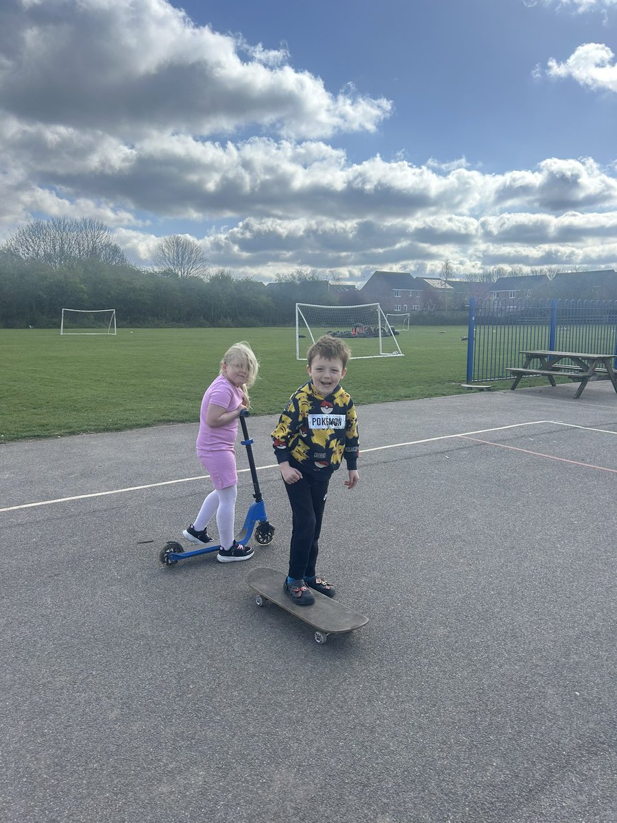 MrswhiteY6's tweet photo. Holiday club fun! 🏖️🚲 One child even learned to ride a bike by 10am @AlthorpeKeadby https://t.co/Tcp3ckdCE2