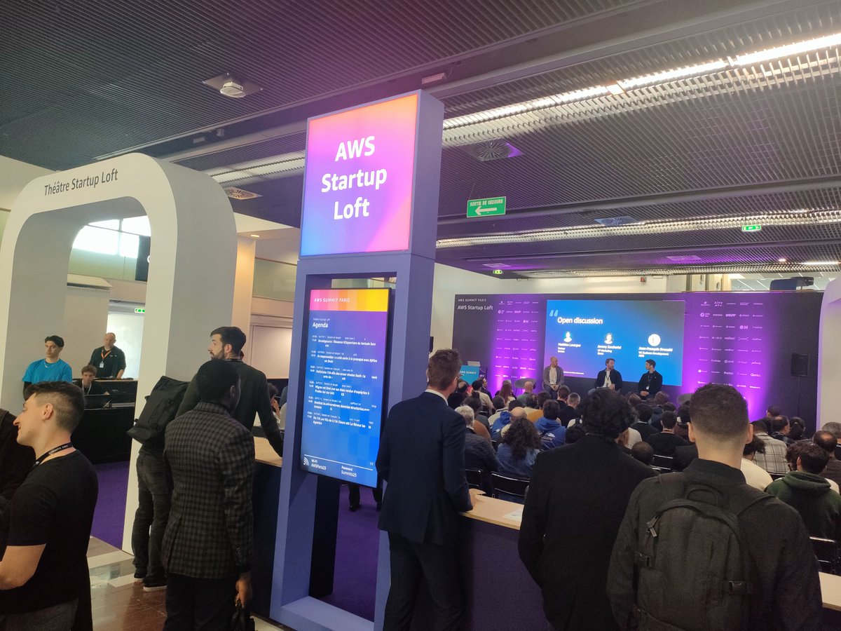 AWSFrance's tweet image. 🚀🇫🇷 L&apos;#AWSStartupLoft fait sensation à l&apos;#AWSSummit Paris ! De l&apos;#IA à la #FinTech, rencontrez les fleurons de la #FrenchTech tels que @MistralAI, @poolsideai &amp;amp; @Contentsquare. Découvrez l&apos;innovation française avec AWS et échangez avec nos experts pour propulser votre startup !