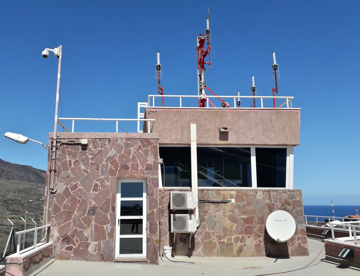 fsai_es's tweet photo. 📡 Las antenas en la Torre de Control de #ElHierro permiten a los @controladores aéreos coordinar vuelos y asegurar despegues y aterrizajes seguros. #Ingenieros y #ATSEP garantizan su funcionamiento 24/7. 🌍 Aunque pequeño, este aeropuerto es clave para la conectividad de la isla https://t.co/DAO3IaFXOb