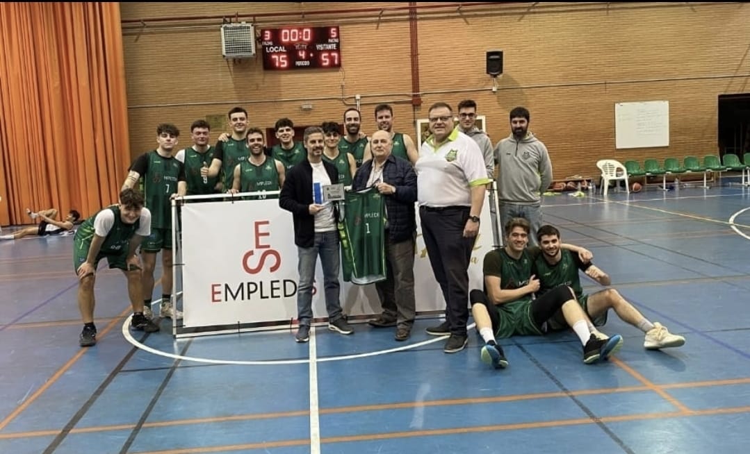 LaAcademiaAB's tweet photo. 💚 En el último partido del #Nacional1MAS se entregó una placa en reconocimiento al apoyo incondicional de @empledis. Empresa que nos sigue desde nuestros comienzos apostando por el deporte albaceteño y nuestros Lincetes. Gracias por el apoyo y por acerco realidad.
#Empledis https://t.co/n7aE3pMFqj