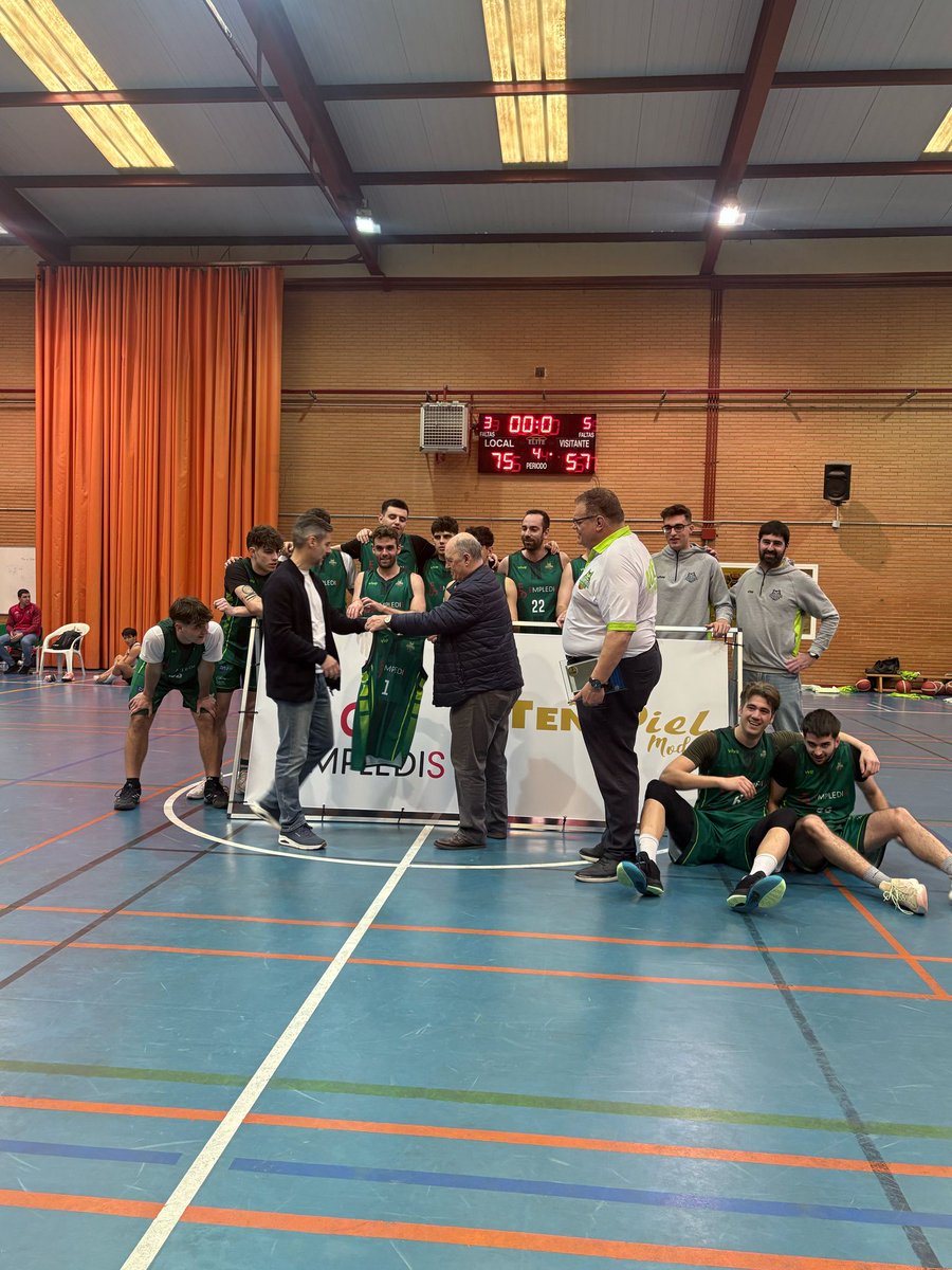LaAcademiaAB's tweet photo. 💚 En el último partido del #Nacional1MAS se entregó una placa en reconocimiento al apoyo incondicional de @empledis. Empresa que nos sigue desde nuestros comienzos apostando por el deporte albaceteño y nuestros Lincetes. Gracias por el apoyo y por acerco realidad.
#Empledis https://t.co/n7aE3pMFqj