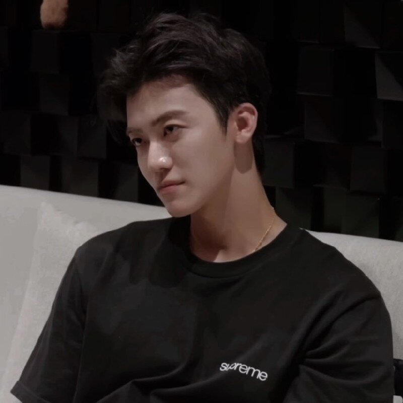 5 วิธีเป็นเมะ

1.ใส่เสื้อดำ
2.เวลายิ้ม ยิ้มมุมปากก็พอ
3.เวลาลงรูปให้ปรับโทนมืด ๆ หน่อยแต่อย่ามากเพราะมันจะหล่อ
4.แค่เป็นพี่ก็เมะหมดแหละครับ ซ้ายตลอด