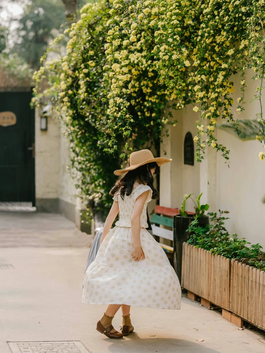 ShLetsMeet's tweet photo. Lady Banks' roses are painting #Yuyuan Road in yellowπ, as if sunshine has spilled across the streets of #Shanghai.
ηΈζΊ/ε₯½ε₯½η©π·οΌεΈε°θ΅«π₯, η±ζη
§ηYummy π·
#ladybanksrose #spring #flower #exploreshanghai #naturelovers #flowerlovers #blossom #springgardens #climbingrose https://t.co/bQB31A5ey7