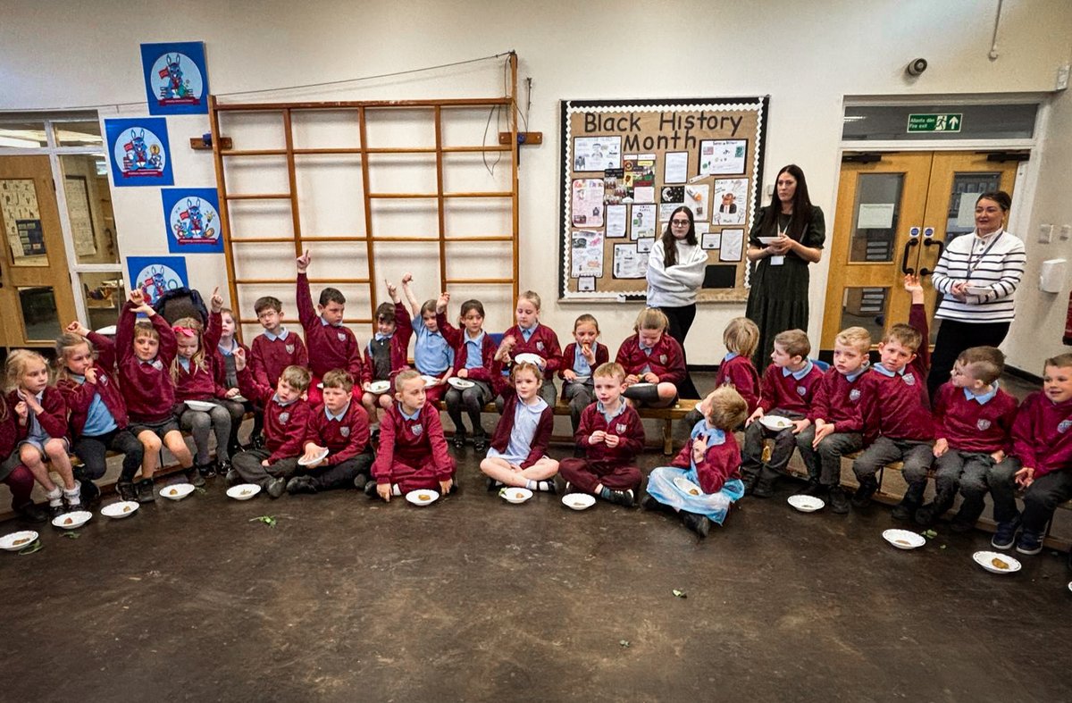 castellhowell's tweet photo. Chef Stewart and the Eat Them to Defeat Them campaign at @glyncoedprm1 and @BeaufortHillPri. Fantastic pupils who love their veg!

Great to work alongside @BlaenauGwentCBC's School Catering Team. Very enjoyable, llawer o sbri gyda’r plant!

@VegPowerUK #Teamwork #education https://t.co/SRxHK8vf64