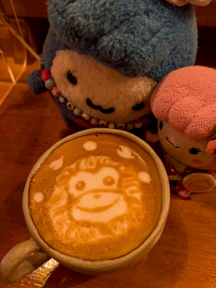 GLJnNASTPoTgRdr's tweet photo. 坊「さすけくんと一緒に久し振りに西日暮里にあるさささカフェさんに♪カフェラテを頼んだらさすけくんのお顔を描いてくれたんだ♪流石絵描きさんの店主さん✨さすけくんのふさふさ感がしっかり表現されてるね🐵手作り小豆の豆乳小豆🍨も美味しかったなぁ♪」
みぃ「さすけくんかわいー💕」
続く https://t.co/kXmiUFZojV