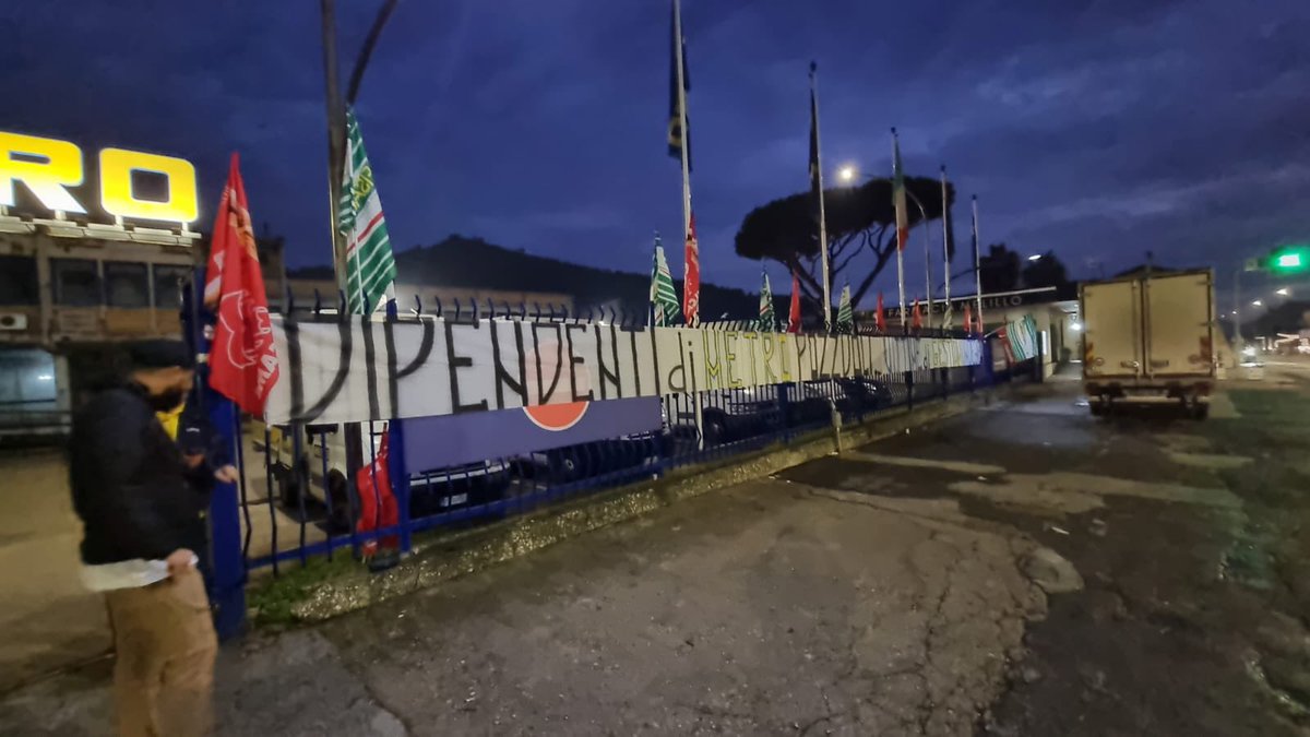 FisascatCisl75's tweet photo. 🔴🟢🔵 #MetroItalia, accordo raggiunto: priorità alle garanzie occupazionali!

Dopo mesi di scioperi e mobilitazioni, arriva l’intesa tra Filcams, Fisascat e Uiltucs con Metro e #Multicedi:
✅ Continuità occupazionale per i dipendenti di Pozzuoli
✅ Contratto nazionale garantito con il passaggio a Multicedi
✅ Tutele economiche e incentivi per le lavoratrici e i lavoratori di Pozzuoli e Rimini

💬 "Risultato importante, frutto della determinazione sindacale, con un solo obiettivo: dare certezze a chi lavora".

👉 https://t.co/GNwlmTxmVv