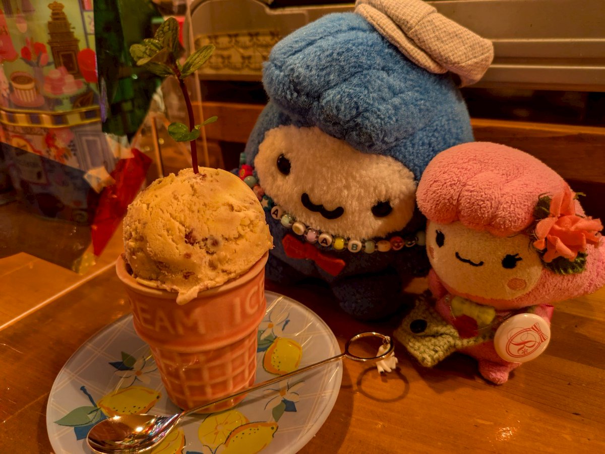 GLJnNASTPoTgRdr's tweet photo. 坊「さすけくんと一緒に久し振りに西日暮里にあるさささカフェさんに♪カフェラテを頼んだらさすけくんのお顔を描いてくれたんだ♪流石絵描きさんの店主さん✨さすけくんのふさふさ感がしっかり表現されてるね🐵手作り小豆の豆乳小豆🍨も美味しかったなぁ♪」
みぃ「さすけくんかわいー💕」
続く https://t.co/kXmiUFZojV
