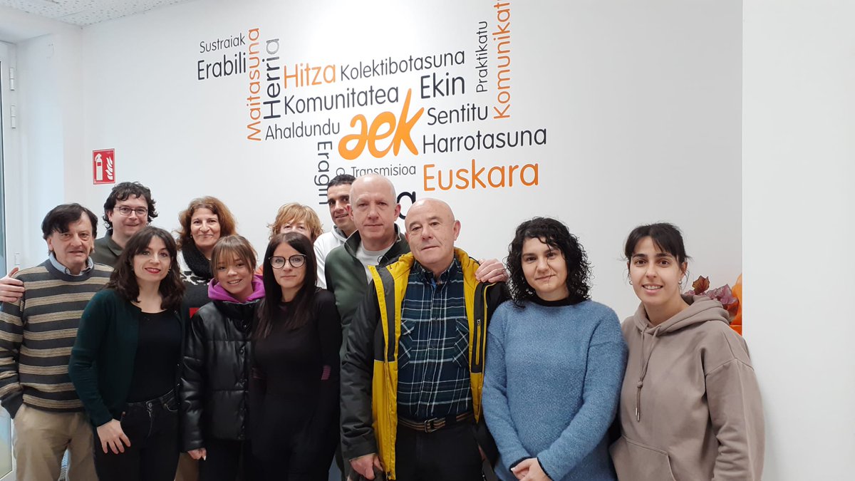 Udaberriko oporrak bertan ditugu, eta laster atseden hartzeko momentua iritsiko bada ere, gure ikasleek jo ta ke dihartudte egunotan ere. Hortxe ditugu Txirritako eta Xenpelarreko B2 mailako ikasleak.

#EuskaraErosoBizitzeko #AEK #Oarsoaldea #Pasaia #Orereta