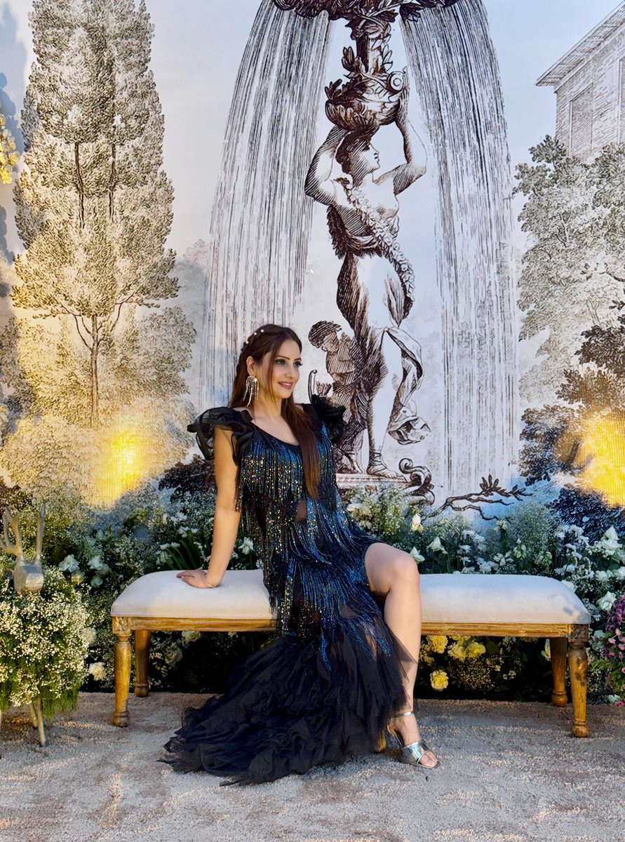 AnchorPiya's tweet photo. I’m not lucky, I’m talented.
Mic in hand, confidence in soul.
This is where I belong #anchorpiyasharma🎤 #wearing @ashfaqueahmaddesignstudio
#AnchorModeOn #GlamWithPurpose #PiyaOnStage #BossVibesOnly #EventQueen #MicCheckMagic #ShiningThrough #WorkThatSlays #anchorpiyasharma #BehindTheScenesToMainScene