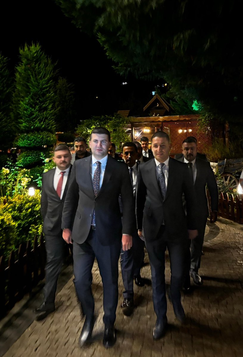 Gözümüz, Genel Başkanımızın işaretinde…
Kulağımız, Genel Başkanımızın sözündedir…
Genel Başkanımız ne söylerse, dilimizde o döner; nereye yürürse, biz o yolda iz oluruz.

Sözü bizim için emirdir, hedefi bizim rotamızdır.
Genel Başkanımızın baktığı yer, bizim yönümüz; yürüdüğü