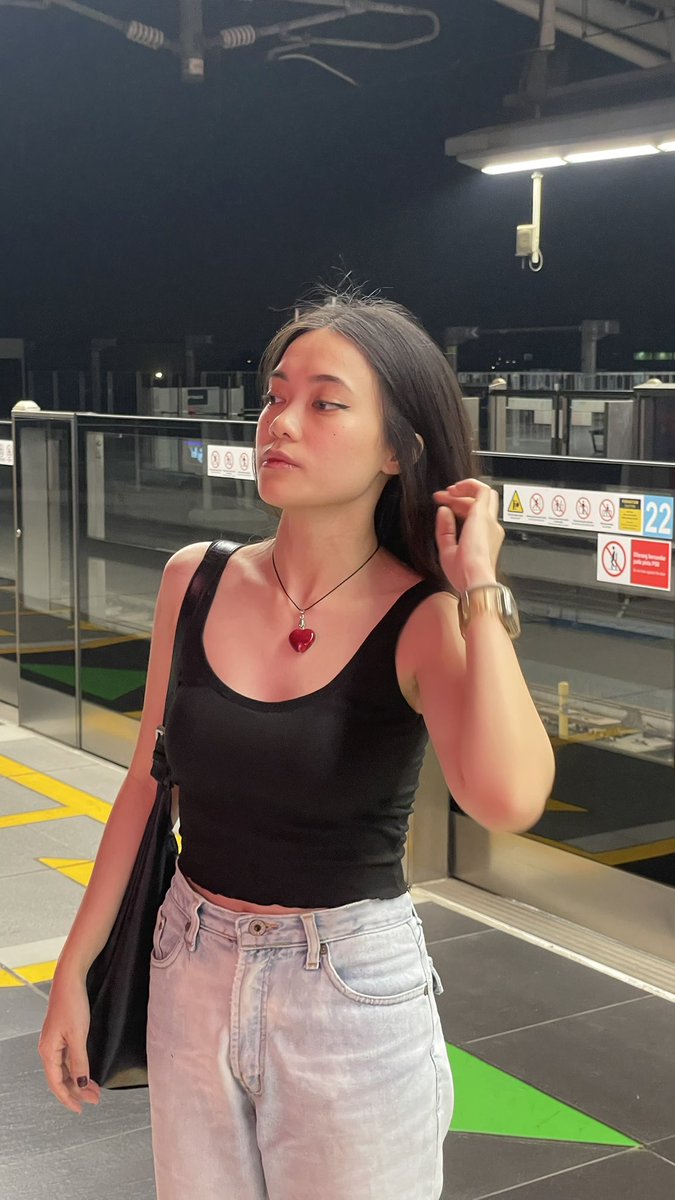 riansukki's tweet photo. hot girls love public transportation 🫶🏻 https://t.co/uh8SYW0Uqr