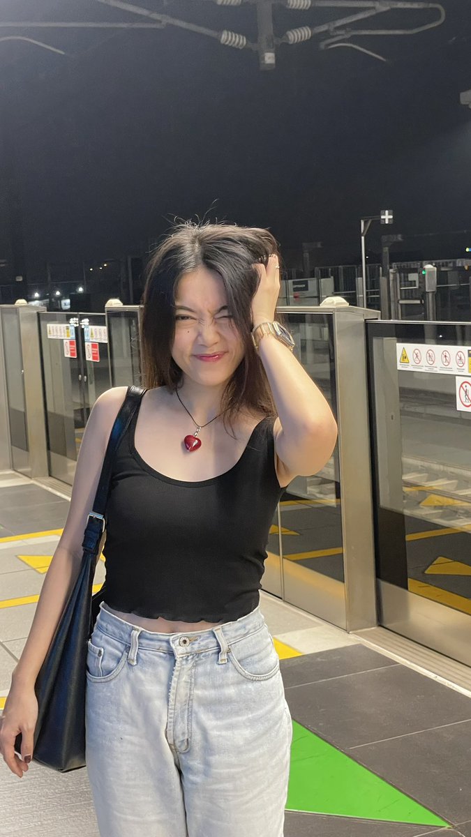 riansukki's tweet photo. hot girls love public transportation 🫶🏻 https://t.co/uh8SYW0Uqr