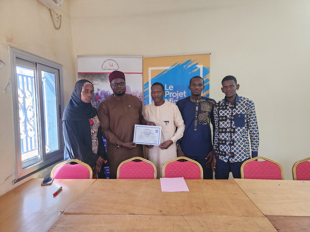 ONG_JMED's tweet photo. Le Club des Étudiants en Sociologie et Anthropologie décerne un témoignage à l'ONG JMED NIGER. Merci au CESA et nous sommes plus engagés que jamais pour travailler ensemble afin d'atteindre nos objectifs communs! https://t.co/a1MlYK1KPk