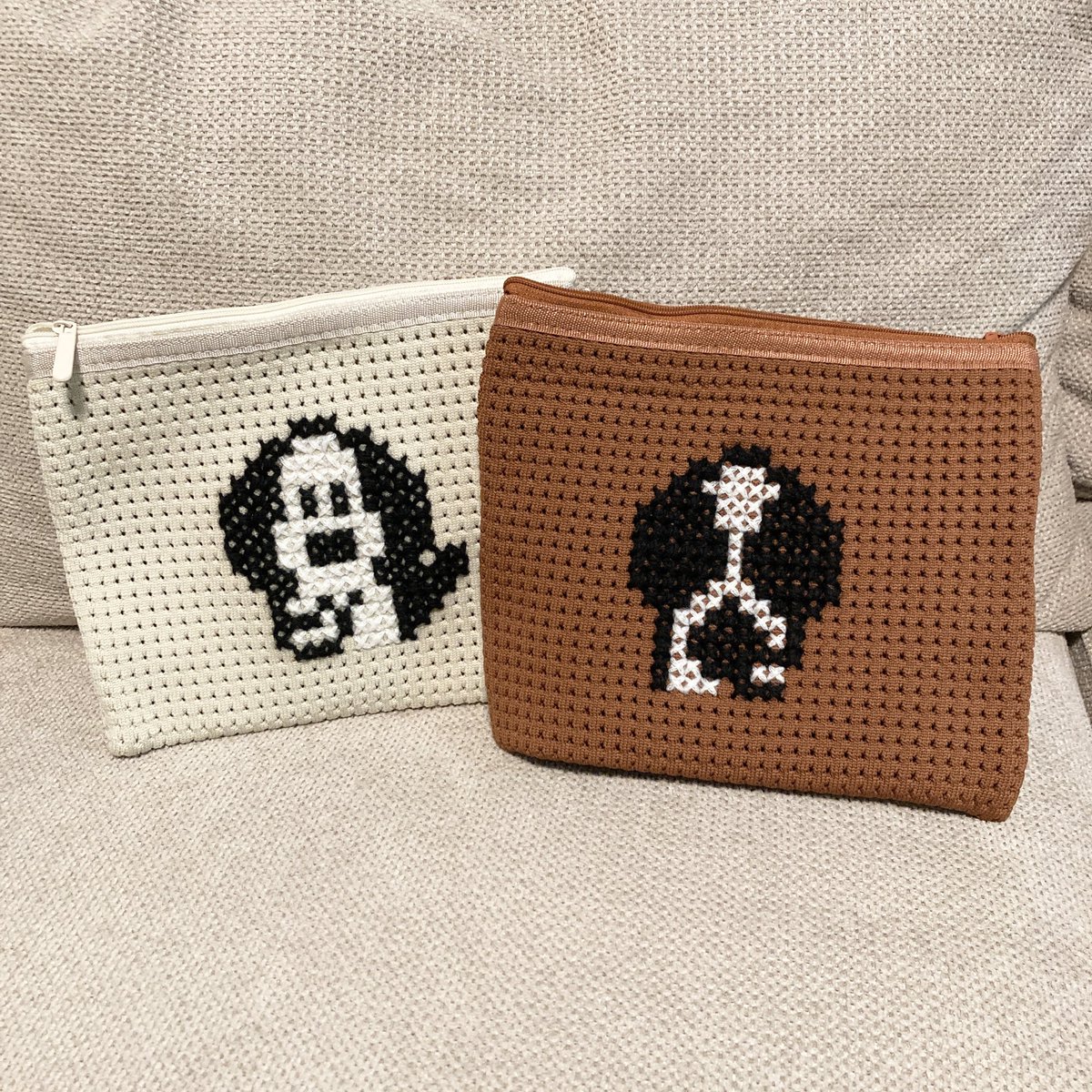petsukism's tweet photo. ぺつ母の手作り両面刺繍ポーチとても気に入ってる！
たくさん作ってほしいとお願いしたけどとりあえず2個だけです！🐕 https://t.co/Xgq6rDTmfq