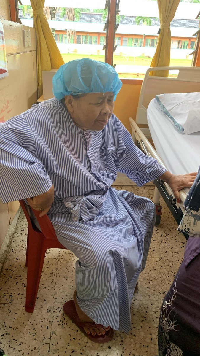 MohdAmi99719187's tweet photo. Dari Hospital Pasir Mas Mak dipindahkan ke Hospital SZ Kota Bharu.. insyaallah,esok buat saluran baru utk dialisis seterusnya...sy menolak dipindahkan ke HUSM K.kerian yg lebih ramai pakar atas sebab kewangan...Moga Allah permudahkan setiap urusan kami🤲 https://t.co/MFWmGkJwl3