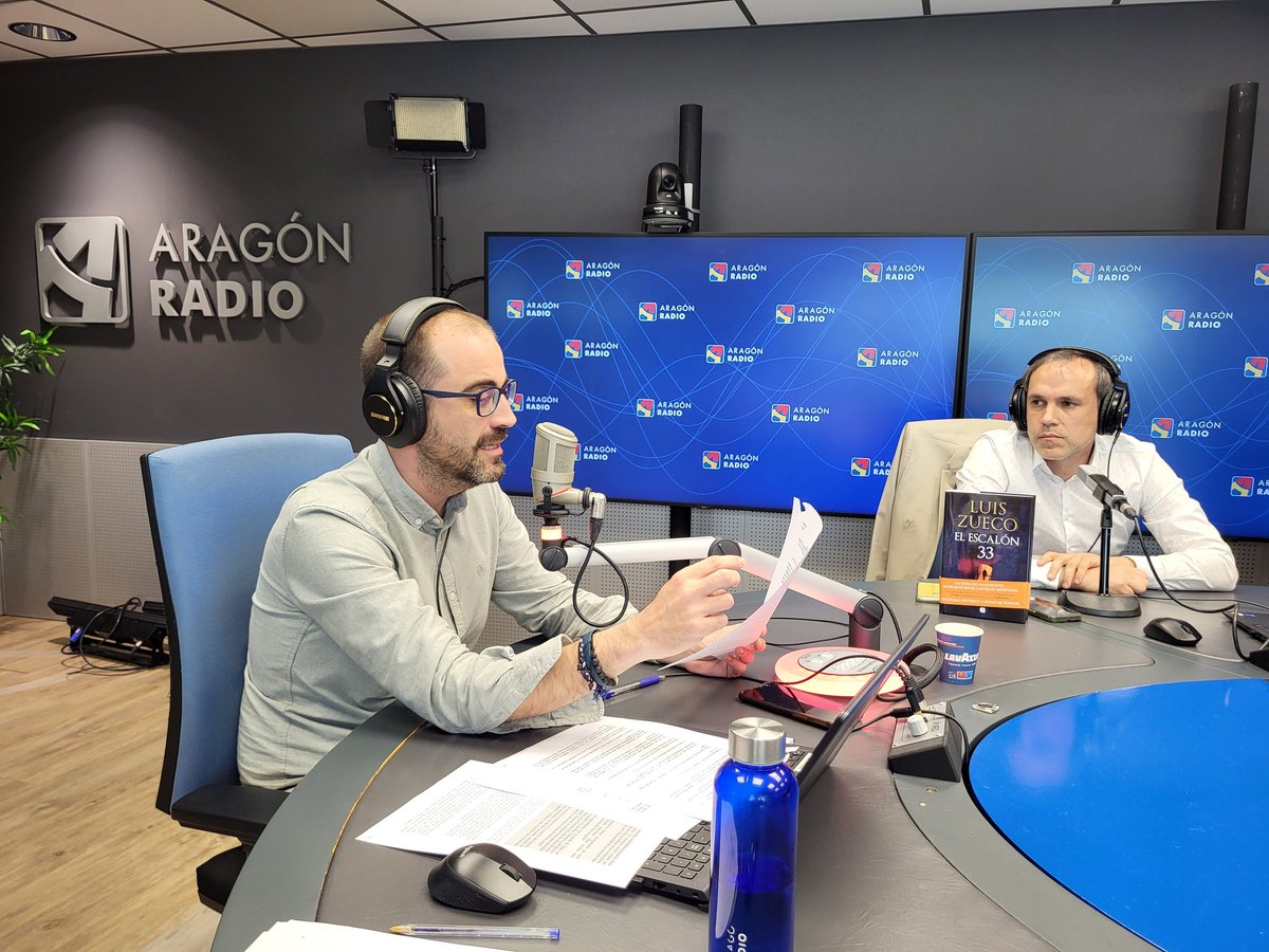 La Cadiera (@lacadiera_) on Twitter photo Nuestro buen amigo <a href="/luiszueco/">🏰 Luis Zueco 📚</a> ha reeditado su novela 'El escalón 33' por petición popular. Se publica mañana y la recordamos estos minutos.
Escúchale en directo⏯️cartv.es/aragonradio/ra… Nuestro buen amigo <a href="/luiszueco/">🏰 Luis Zueco 📚</a> ha reeditado su novela 'El escalón 33' por petición popular. Se publica mañana y la recordamos estos minutos.
Escúchale en directo⏯️cartv.es/aragonradio/ra…