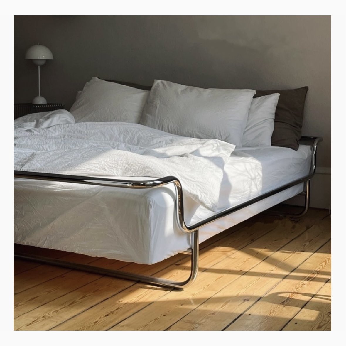 W_T_N_BE's tweet photo. BrunoMathsson"Ulla"1974年に制作された🛏️スチールパイプの美しいライン、1982年にikeaから販売されたkromvikの元となる作品、復刻していただきたい、好き https://t.co/LWAeA7IbbJ