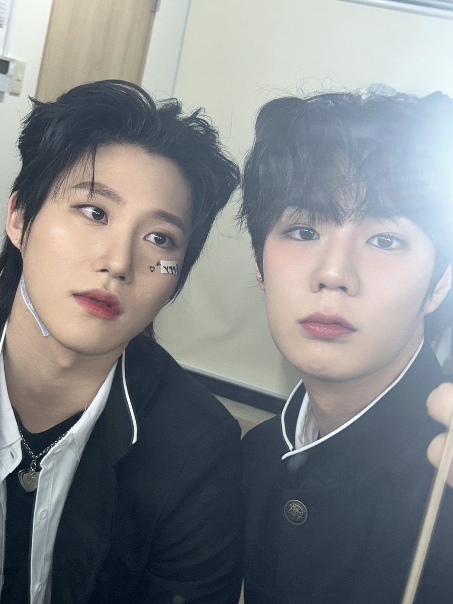 ASC2NT_OFFICIAL's tweet photo. [📷_ #레온, #카일]

둘다 올리고 싶어서 ㅎㅎ😎

#ASC2NT #어센트
#REON #レオン #KYLE #カイル https://t.co/IgXERbKPsP