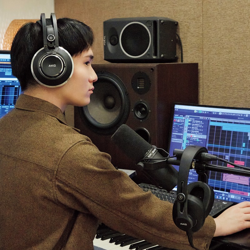 snrec_jp's tweet photo. 【新製品レビュー｜今週の記事より】
／
kain @kain2525 × AKGの密閉型モニター・ヘッドホンK872＆K371🎧
＼
🎧K872は定位の良さが抜群。音楽をしっかり“観察”できる👀
🎧K371は中低域の押し出しがやや強め。より現代的な音楽との親和性が高そう✨

詳細は画像をタップ☟　@Soundhouse_jp #PR