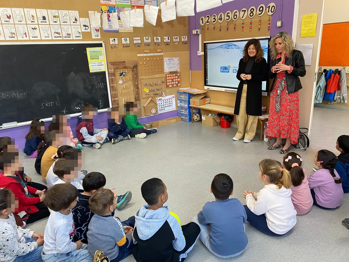 GrupCASSA's tweet image. Avui estem fent les activitats de sensibilització, emmarcades al programa #EDUCASSA, a #Agramunt!

En col·laboració amb l'Ajuntament, fem tallers educatius a les escoles Macià-Companys, l'INS Ribera del Sió i Mare de Déu del Socós.

Gràcies, alcaldessa @silviafeta, per la visita!