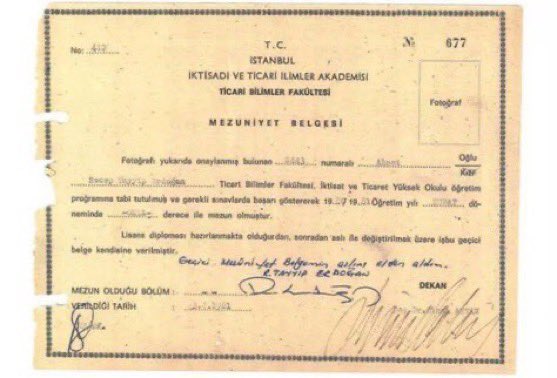 ozanozcnn's tweet photo. CUMHURBAŞKANI ERDOĞAN’IN DİPLOMASI HAKKINDA SON NOKTAYI KOYALIM

-Cumhurbaşkanı askerliğini yedek subay(üniversite mezunu) olarak yaptı.

-CHP İstanbul milletvekili Aydın Ayaydın “Sayın başbakan öğrencimdi. 4 yıl hem derslerine girdim hem sınavlarını yaptım. Sayın başbakan 4 yıllık üniversite mezunudur” dedi.

-Prof. Mehmet Yazıcı “Hocasıydım 4 yıllık akademiden mezun. Organizasyon ve maliyet muhasebesi dersini ben verdim” dedi.

-Rafael Sadi, Halk Tv’ye bağlanarak “Recep Bey ile 4 sene boyunca aynı sırada okuduk” dedi.

-Cumhurbaşkanı Erdoğan’ın diploması hakkında dava açan HKP bu diploma olayının üzerine gitti ve mezuniyet belgelerini İBB’den istedi. İBB kvkk’ya aykırı diyerek belgeleri vermedi. İnsanları sokağa çağırmaktan korkmayan CHP kvkk’dan korkuyor(!) yani işine gelmiyor.

Cumhurbaşkanı Recep Tayyip Erdoğan’ın diploması, üniversiteye yerleşme belgesi, mezuniyet belgesini ve Marmara Üniversitesinin açıklamasını aşağıya ekliyorum.