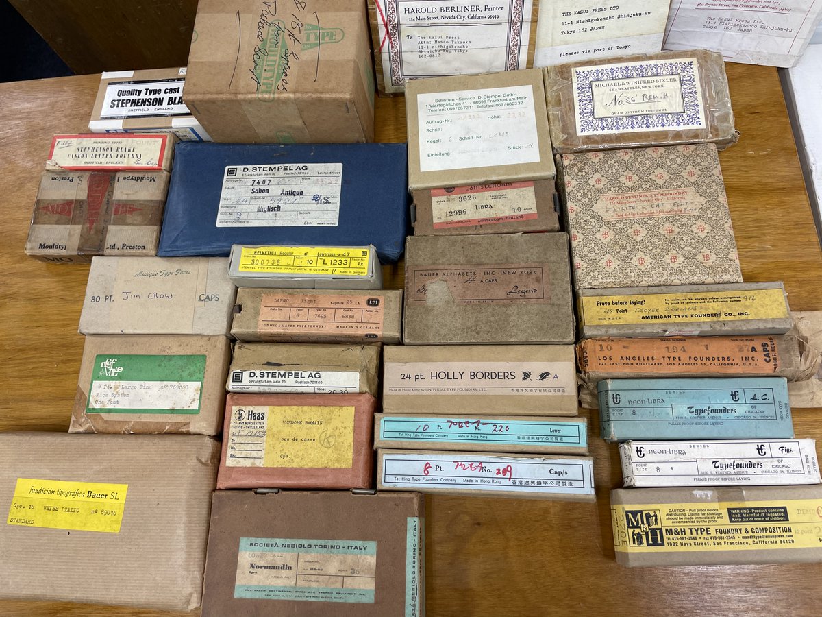 kazui_press's tweet image. 事情があって引っ張り出した、世界の鋳造所の活字パッケージ類。アメリカ(#ATF)、ドイツ(#Stempel)、フランス(#Haas)、イタリア(#Nebiolo)、スペイン(#Neufville)、イギリス(#Caslon)、オランダ(#Amsterdm)、香港(#Universal)（返還前）などなど。ほとんどが地上から無くなってしまいました。