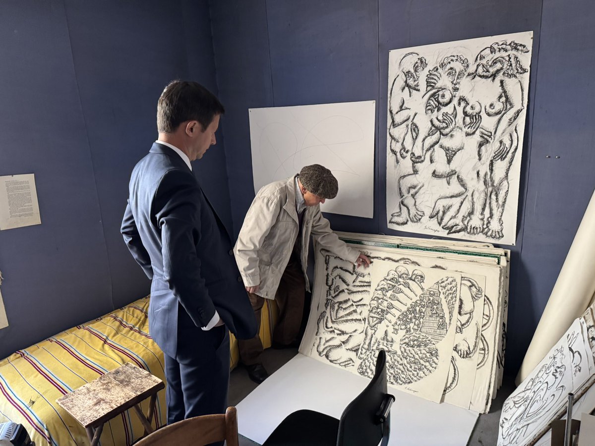 Visite émouvante de l’atelier de Shelomo Selinger, sculpteur et dessinateur. Déporté à l’âge de 13 ans en 1942, il a survécu à neuf camps de concentration et à deux marches de la mort, sauvé in extremis par un médecin qui l’avait découvert parmi une pile de cadavres. À 97 ans,